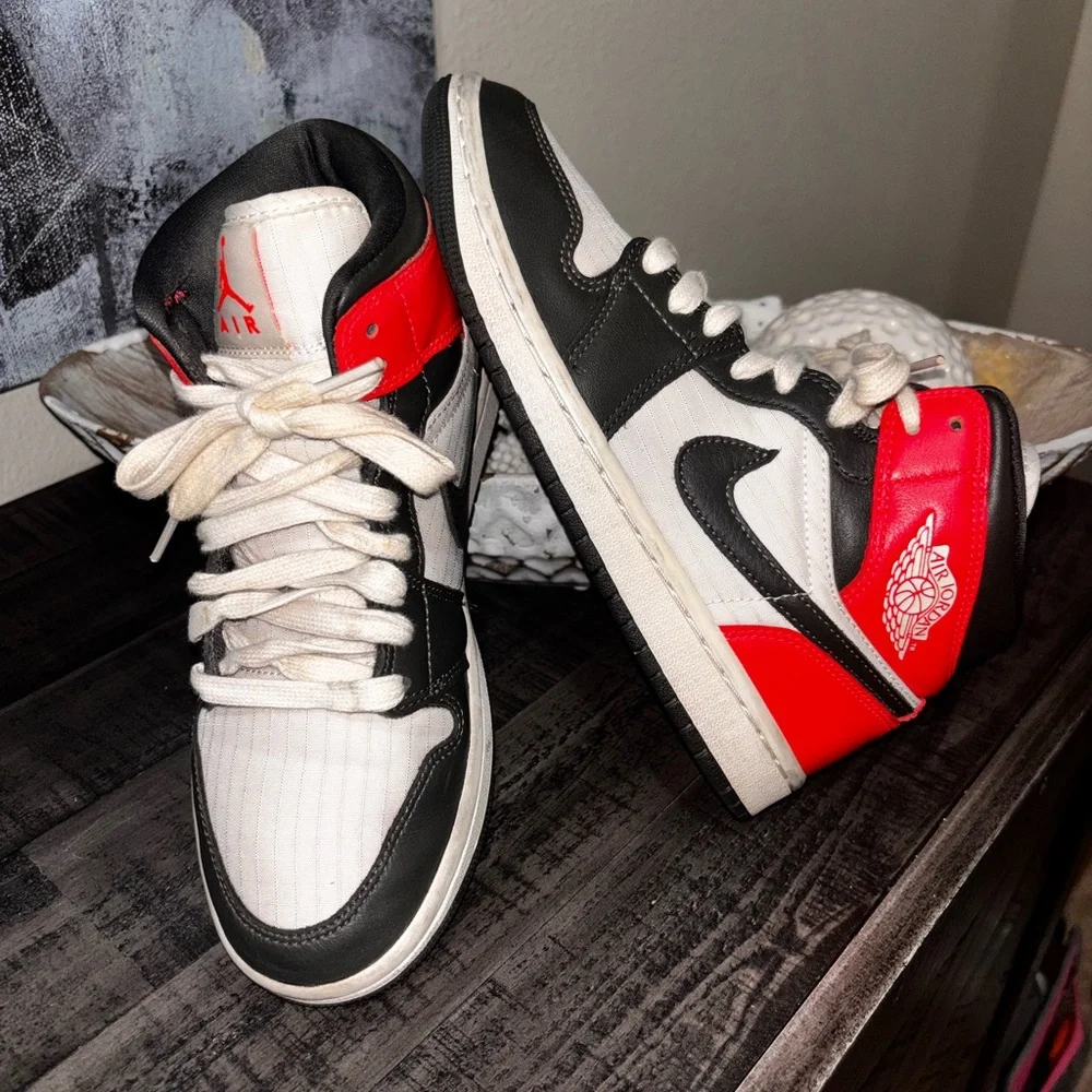 Air Jordan 1 Mid SE Womens Size 7 Newsprint Crimson - Picture 1 of 13